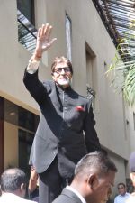 Amitabh Bachchan greets fans on his birthday outside his residence on 11th Oct 2012 (20).JPG